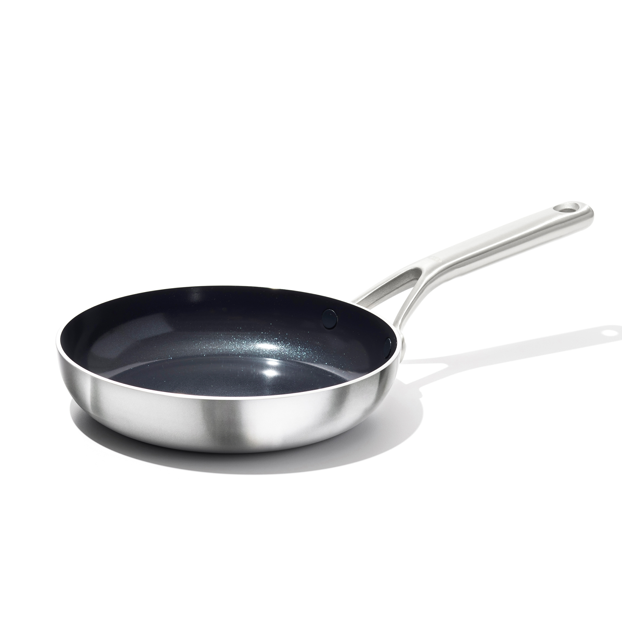 OXO Mira Tri-Ply Edelstahl 20 cm Bratpfanne – Keramik Antihaft OXO Mira 20 cm Keramik-Antihaft-Bratpfanne mit Tri-Ply Edelstahlkörper auf weißem Hintergrund