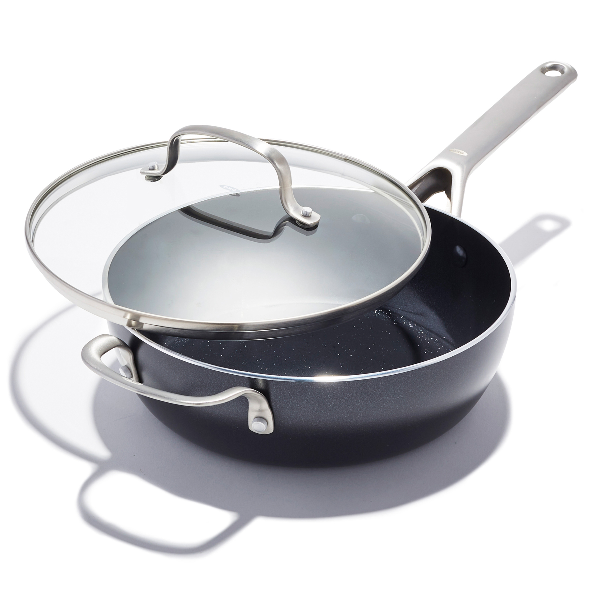 OXO Antihaft Agility 24 cm / 2,9 L Chefpfanne mit Deckel OXO Antihaft Agility 24 cm / 2,9 LChefpfanne mit Glasdeckel und Edelstahlgriffen
